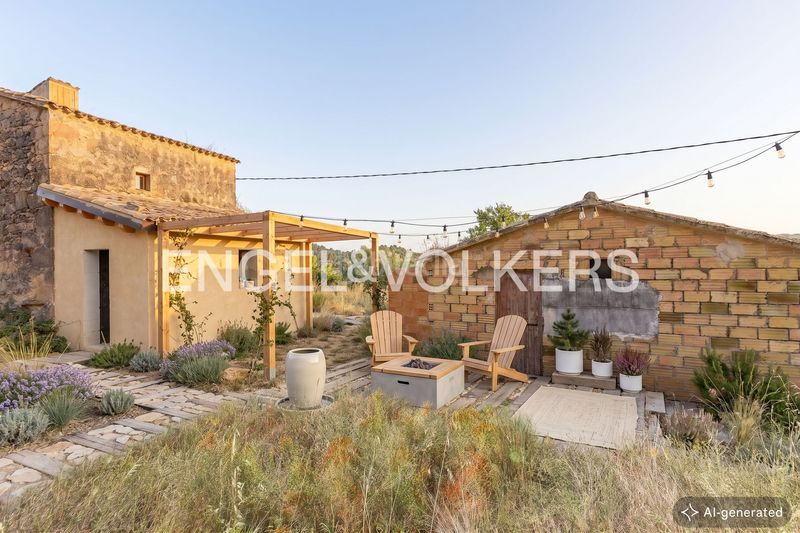 Foto 3e770ac7-71c9-4fea-9f6f-84c5eb559fc0. Masía masia con licencia de obras y vistas al castillo en Cardona