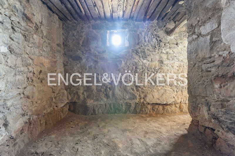 Foto 6776f54e-f9e8-4d85-aeb4-782799d50828. Masía masia con licencia de obras y vistas al castillo en Cardona