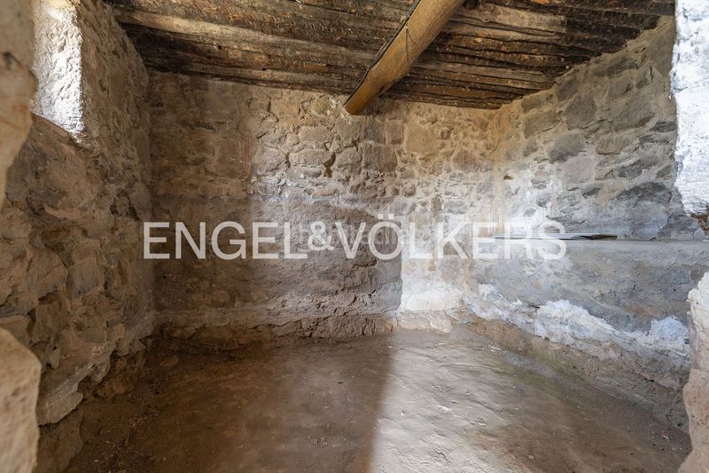 Foto 6ba4e0e1-663a-402f-aa74-c34e0900a644. Masía masia con licencia de obras y vistas al castillo en Cardona