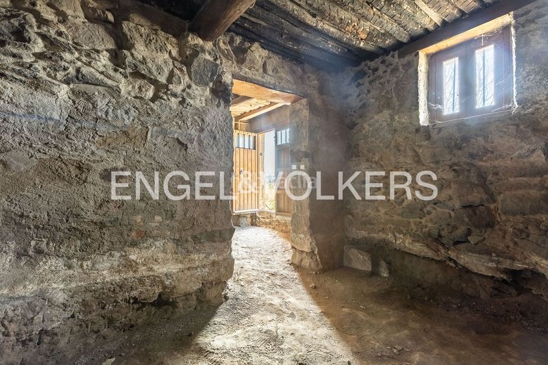 Foto 6e776a3f-b94d-43eb-87fb-956f8ee36f12. Masía masia con licencia de obras y vistas al castillo en Cardona