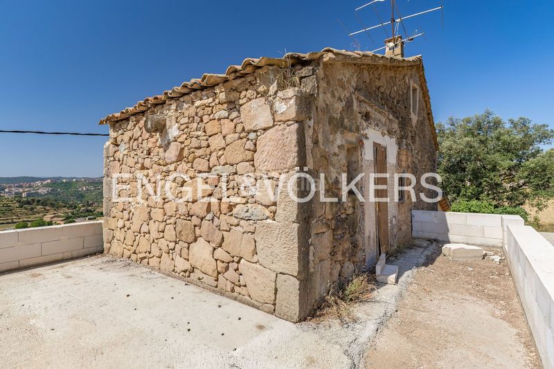 Foto 7351b224-7986-4560-beee-53dc62efe5a0. Masía masia con licencia de obras y vistas al castillo en Cardona