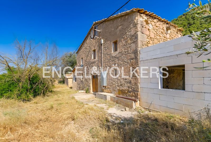 Foto 85952380-2894-4730-b04e-28b1d2736e6c. Masía masia con licencia de obras y vistas al castillo en Cardona