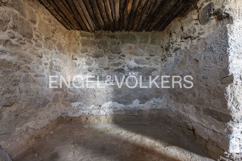 Foto a482a46c-4d97-4cb1-a1b0-7878493443c3. Masía masia con licencia de obras y vistas al castillo en Cardona