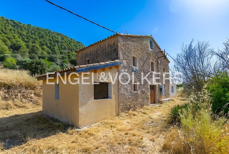 Foto a8bcf9a2-16db-4951-98b1-3ddd449229f9. Masía masia con licencia de obras y vistas al castillo en Cardona