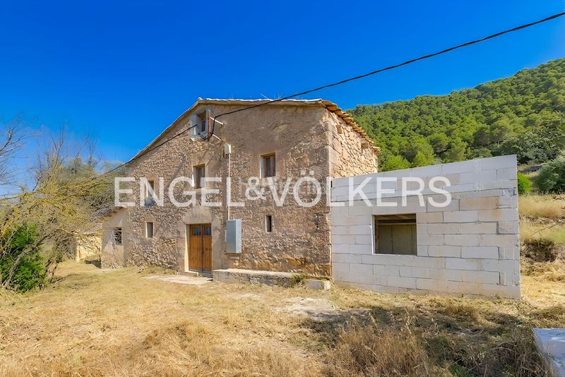 Foto ac583eb9-4975-4bc4-a43e-ce4eccfaac77. Masía masia con licencia de obras y vistas al castillo en Cardona