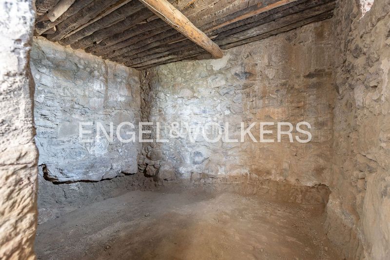 Foto ec43c027-c1a6-4c2c-b560-e6bdbc45ca11. Masía masia con licencia de obras y vistas al castillo en Cardona