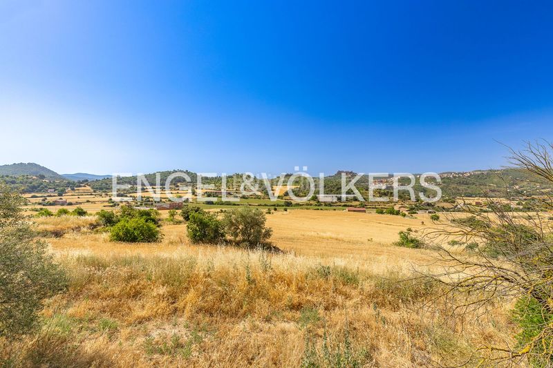 Foto ef3a5b40-30f4-44bb-8205-ec98ab9135db. Masía masia con licencia de obras y vistas al castillo en Cardona