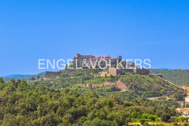 Foto ef5b0b1b-1215-4d3d-bf89-9cc959e6a584. Masía masia con licencia de obras y vistas al castillo en Cardona