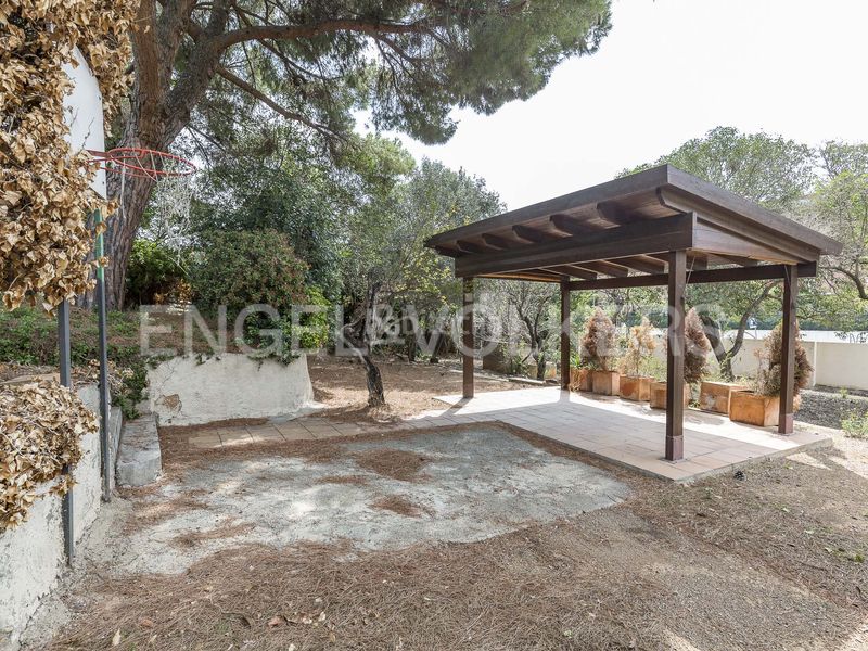 Foto aae9afdc-b2d9-4128-8441-a068d5a45cb7. Terreny residencial a Horta Barcelona