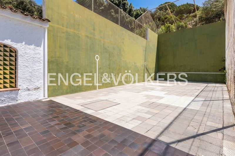 Foto 0465e38d-6835-42e4-8ffe-7ce76a65f380. Casa amb calefacció aparcament piscina a Premià de Dalt