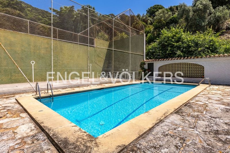 Foto 0c297afa-7d95-4818-bfc9-74d6748d62d8. Casa amb calefacció aparcament piscina a Premià de Dalt