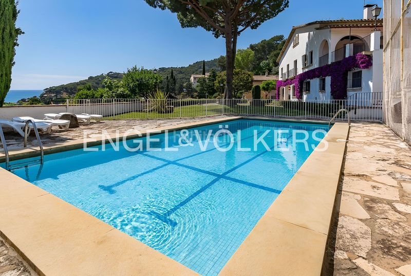 Foto 409a3245-b835-4325-9f25-64c5c3f748ca. Casa amb calefacció aparcament piscina a Premià de Dalt
