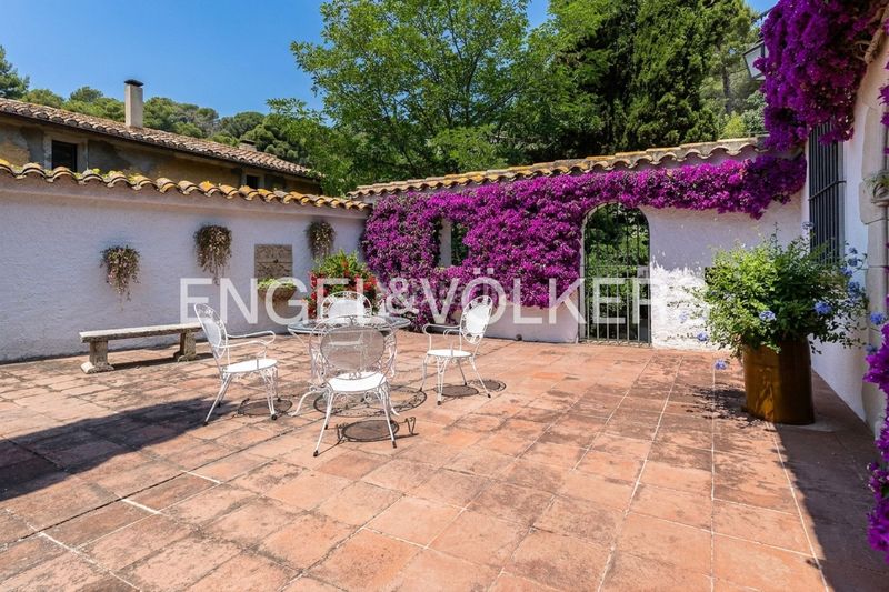 Foto 47b45225-38ab-4e67-989e-ee0afbea2bd9. Casa amb calefacció aparcament piscina a Premià de Dalt