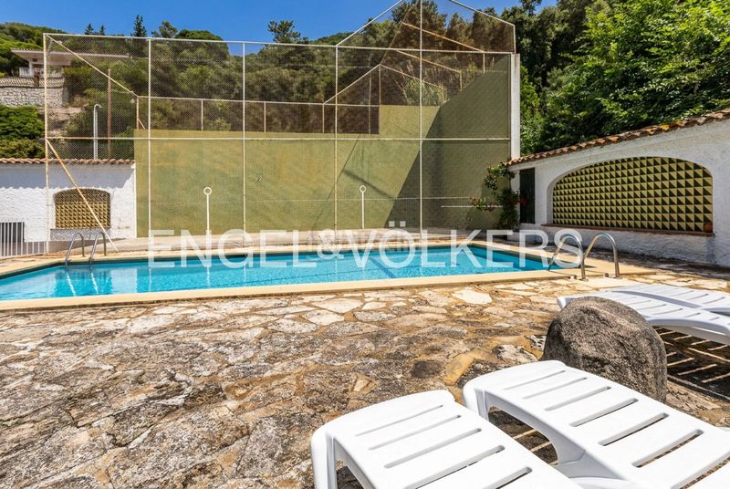Foto 93a21a7c-4590-42db-9b1f-fd2e515843b4. Casa amb calefacció aparcament piscina a Premià de Dalt