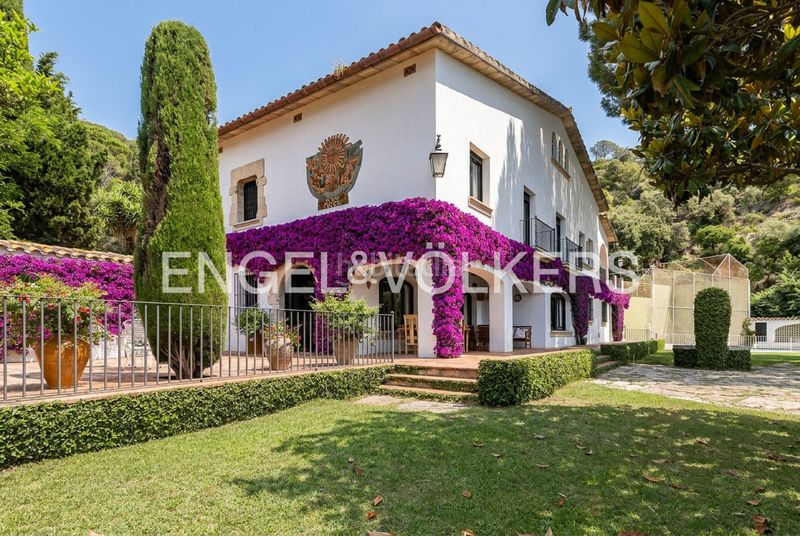 Foto bd5e5ce9-c2fb-4539-b82a-a82029c937c1. Casa amb calefacció aparcament piscina a Premià de Dalt