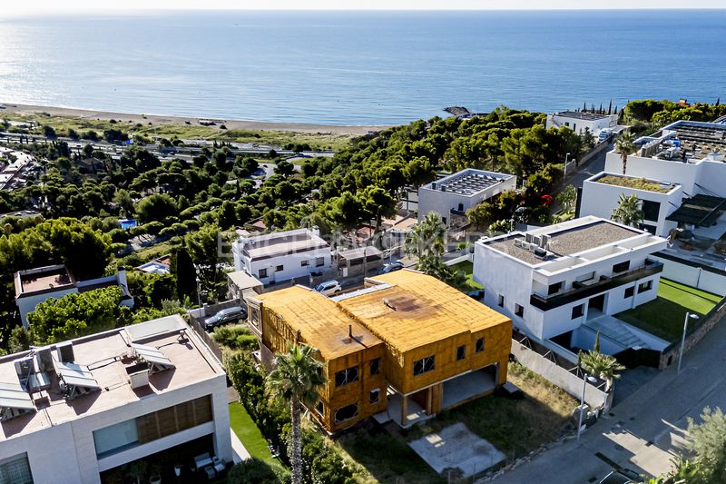 Foto 00ac7ce1-bee8-4c56-ab65-4e38a52ef164. Casa amb calefacció aparcament piscina a les botigues de Sitges Sitges