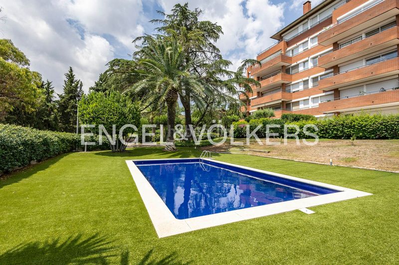Foto 2c1da0a1-1185-4a57-86f5-9bac2bde5ce2. Pis amb calefacció aparcament piscina a Centre Esplugues de Llobregat