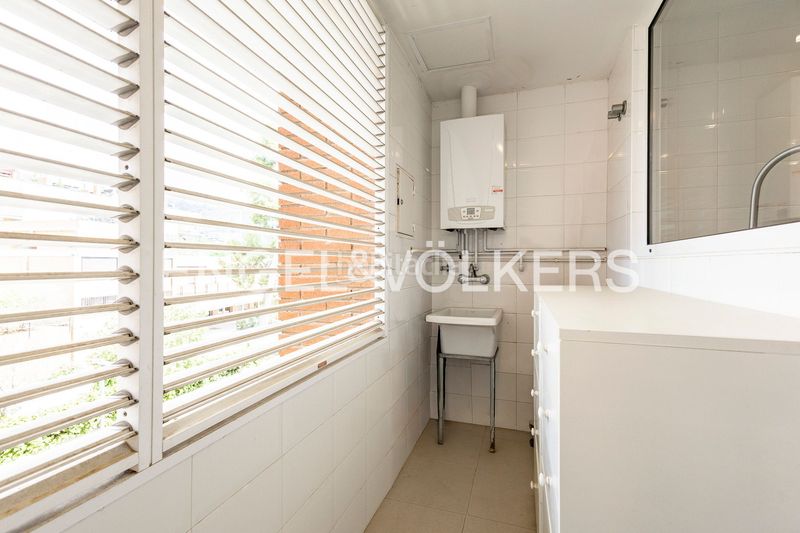 Foto c85ba2ad-f7c9-4acb-be24-f437dcda0ad7. Pis amb calefacció aparcament piscina a Centre Esplugues de Llobregat