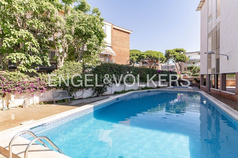 Foto a58c4671-cdf2-4d0a-bd88-e6f94f11ee78. Àtic amb calefacció aparcament piscina a Lluminetes Castelldefels