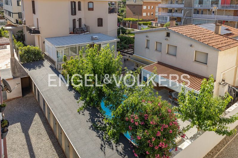 Foto b314d3a8-ee96-4d8b-9b8e-f470864461f9. Àtic amb calefacció aparcament piscina a Lluminetes Castelldefels