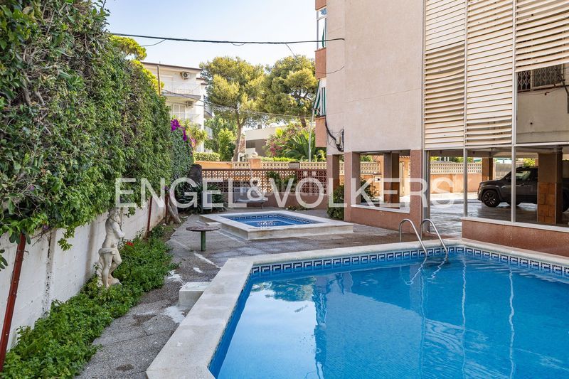 Foto ca570139-b9ff-4d0a-8919-43d43462d62f. Àtic amb calefacció aparcament piscina a Lluminetes Castelldefels