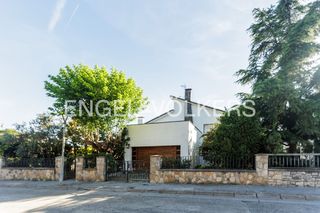 Casa a Calaf. Amplia casa unifamiliar con jardín en la mejor zona de calaf