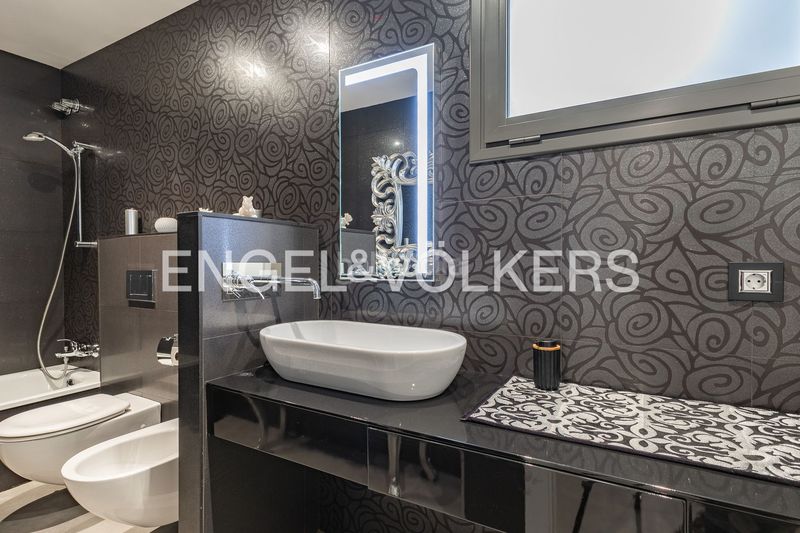 Foto d3c8961d-392d-486a-889d-2e6528b7a9a7. Casa amb calefacció aparcament piscina a Premià de Dalt