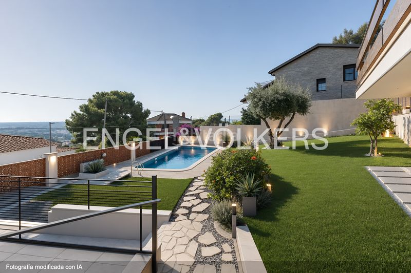 Foto 4c4e44bf-0685-46f7-9695-9709f9230c52. Casa amb calefacció piscina a Montmar Castelldefels