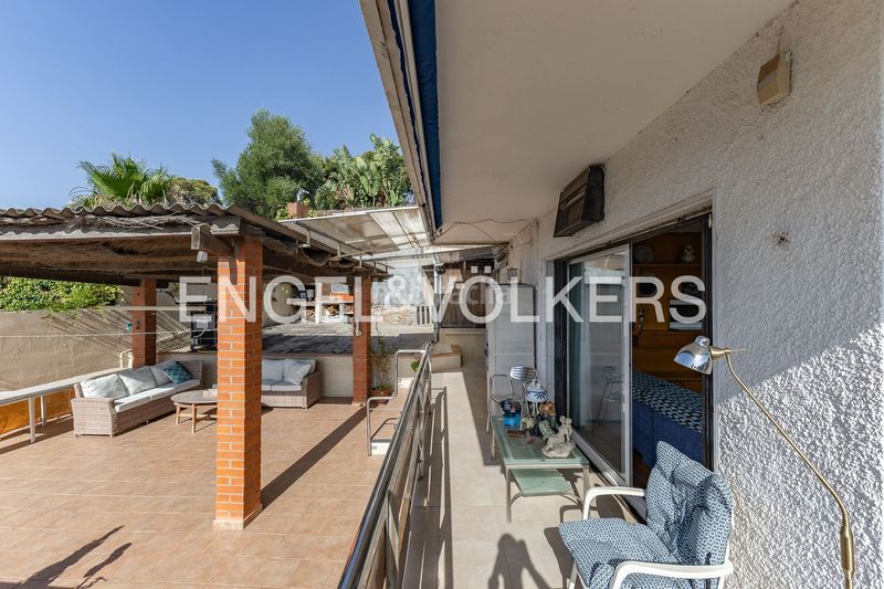 Foto b9b6a36b-cb1d-4fb5-84a4-3c3e2bed0289. Casa amb calefacció piscina a Montmar Castelldefels