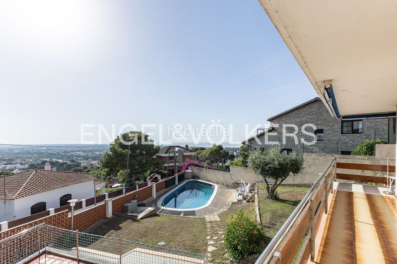 Foto f887c9ca-f641-4483-9233-cfc287cda80c. Casa amb calefacció piscina a Montmar Castelldefels