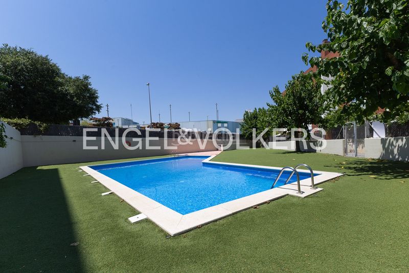 Foto cf98949f-0449-4dfe-b6ee-a52f8a3310ce. Dúplex amb calefacció aparcament piscina a Montgat