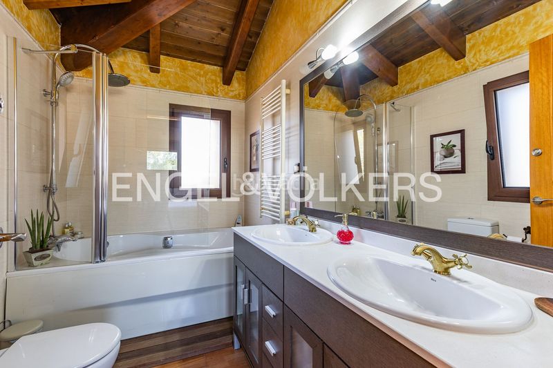 Foto f393e17c-74a3-40f8-8821-f5c7763052b3. Casa amb calefacció aparcament piscina a Collbató