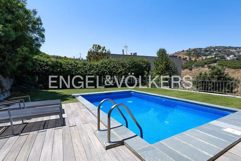 Foto b7d38d3e-d3db-4770-990a-8c6d1b3ad487. Casa amb calefacció aparcament piscina a Alella