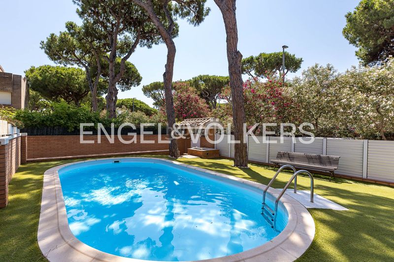 Foto 3da95801-f6ff-414c-8bed-6b003e4f8c8d. Casa amb calefacció aparcament piscina a Gava Mar Gavà