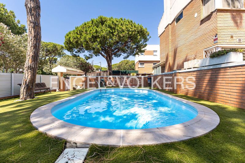 Foto 430a72cc-0bfd-4bac-b03e-c7df9b357cb2. Casa amb calefacció aparcament piscina a Gava Mar Gavà