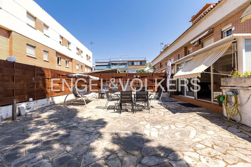 Foto 44439e18-ca96-45ed-86a2-5fc04c9a3f96. Casa amb calefacció aparcament piscina a Gava Mar Gavà