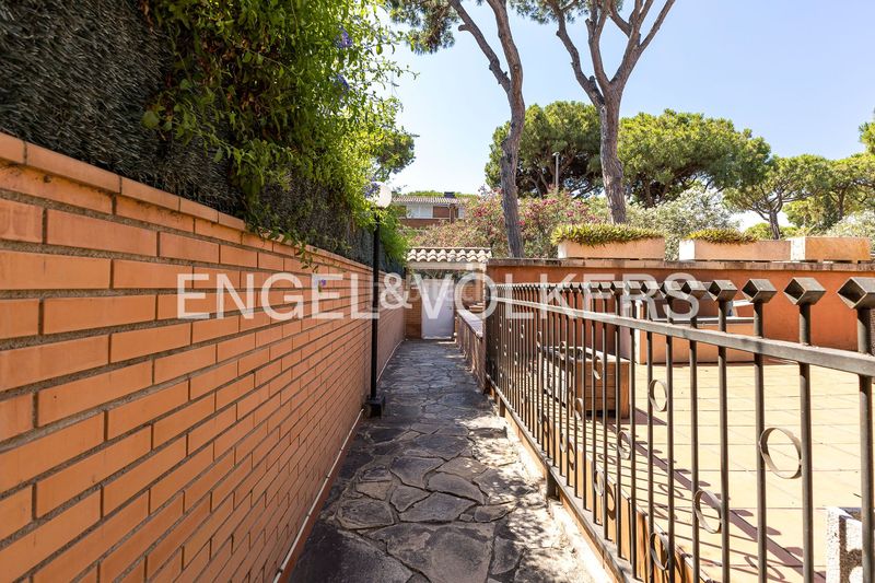 Foto 4ac314a3-df46-4f60-ade6-d3dec3d4bb32. Casa amb calefacció aparcament piscina a Gava Mar Gavà