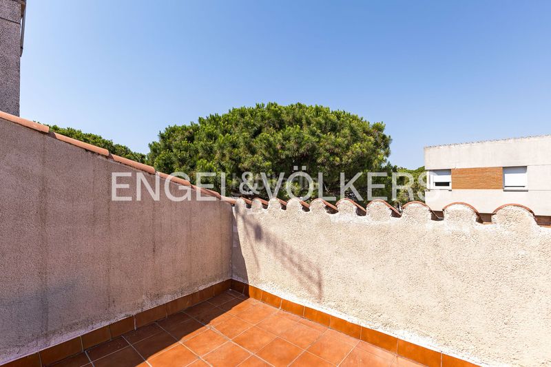 Foto 4ecd7f49-a184-4e18-994d-21ae8ca64b84. Casa amb calefacció aparcament piscina a Gava Mar Gavà