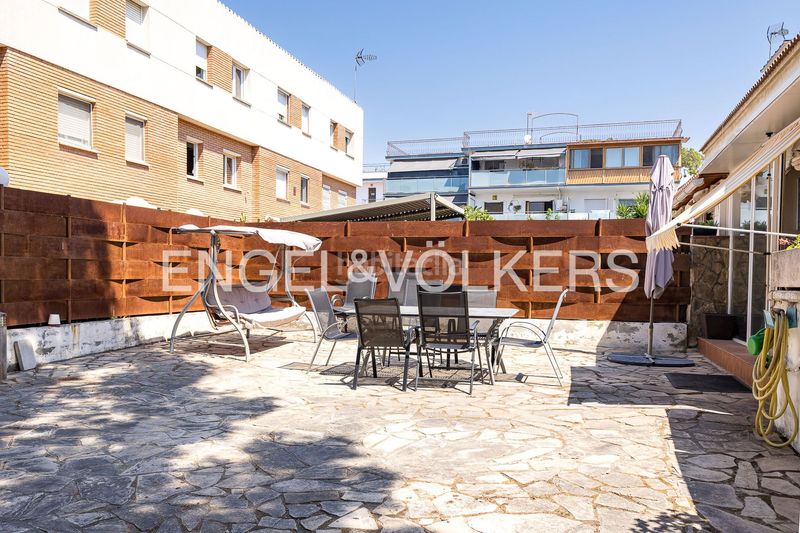 Foto 5f1412f6-7d9b-4143-9aec-27a18e7344c2. Casa amb calefacció aparcament piscina a Gava Mar Gavà
