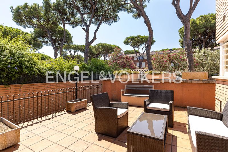 Foto 64e6b71c-05d9-490a-b2eb-571f3d1a0ee5. Casa amb calefacció aparcament piscina a Gava Mar Gavà