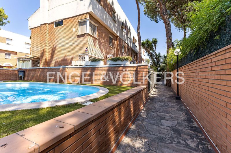 Foto 7257b70a-bcb1-4376-ad7b-5b71a8109293. Casa amb calefacció aparcament piscina a Gava Mar Gavà
