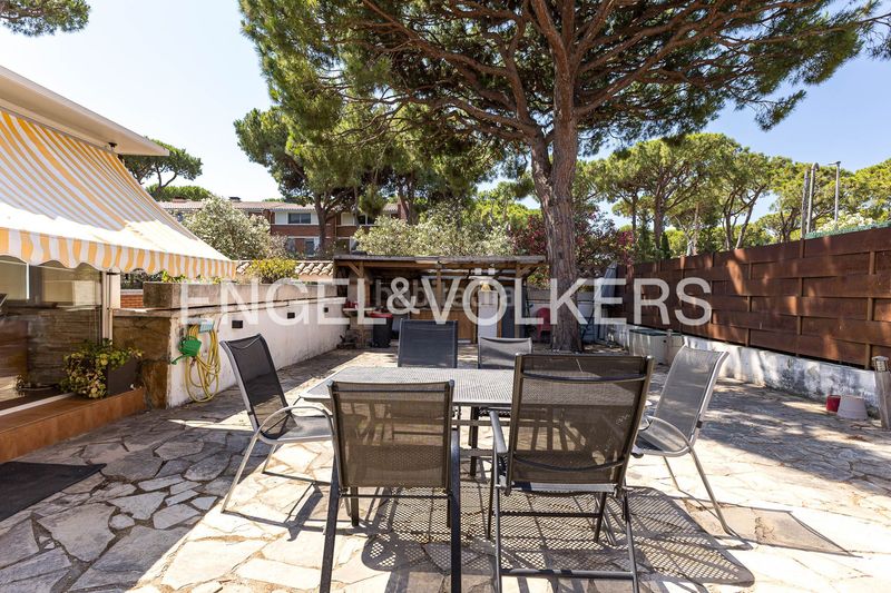 Foto 96136607-4531-4d32-8dd7-edd692b57529. Casa amb calefacció aparcament piscina a Gava Mar Gavà