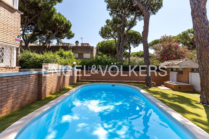 Foto a2ead54b-7d9e-42cf-851e-d3142bfe18f6. Casa amb calefacció aparcament piscina a Gava Mar Gavà