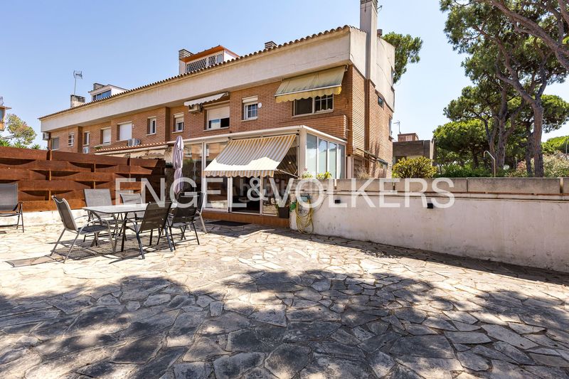 Foto d3466762-53a3-4f1c-a30f-bfff2a410115. Casa amb calefacció aparcament piscina a Gava Mar Gavà
