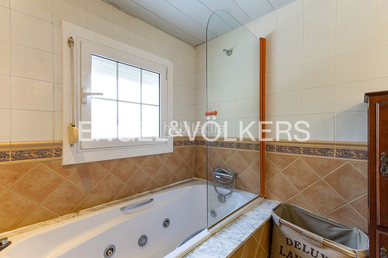 Foto f88d115a-e14b-4100-8b54-bba8956f54a2. Casa amb calefacció aparcament piscina a Gava Mar Gavà