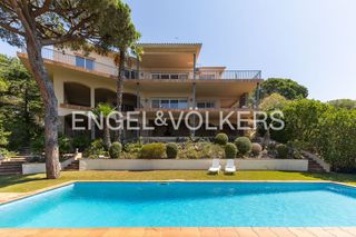 Casa in Cabrils. Casa de grandes dimensiones con vistas al mar y parcela de 2.500