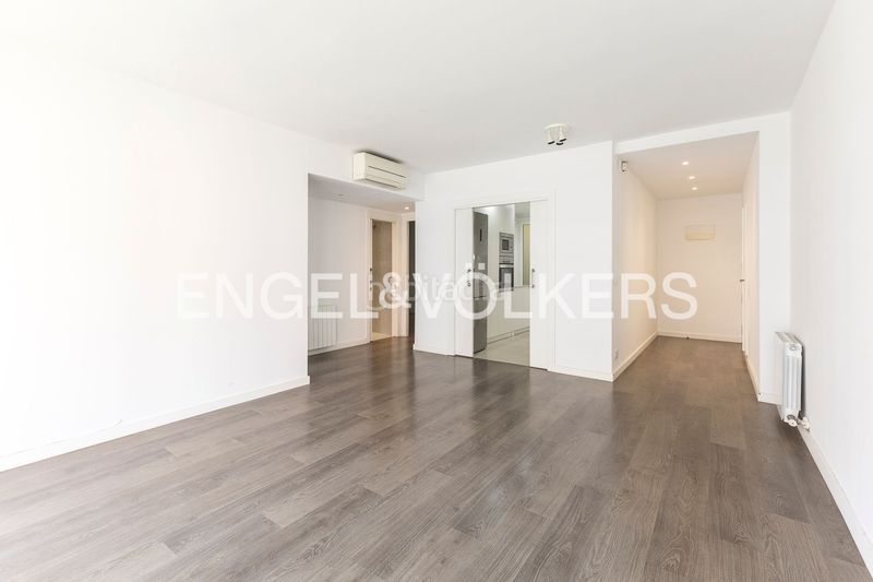 Foto eb8bd1a4-63d9-4f0b-b26c-7ffabe3568c7. Pis amb calefacció a Barri de les Corts Barcelona