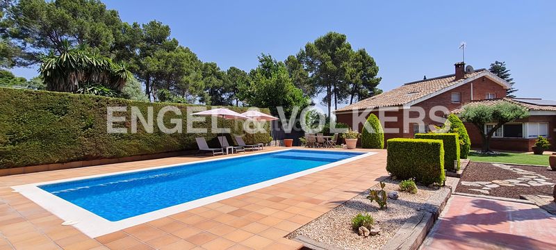 Foto 00e86cf0-d375-4ca4-b7fd-376c88f16505. Casa amb calefacció aparcament piscina a Pallejà