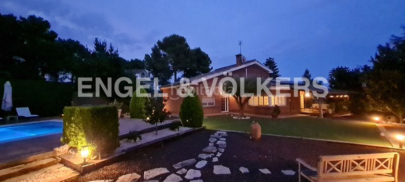 Foto 3906b3cc-3935-44e8-9ab9-f1c91d87e7d1. Casa amb calefacció aparcament piscina a Pallejà