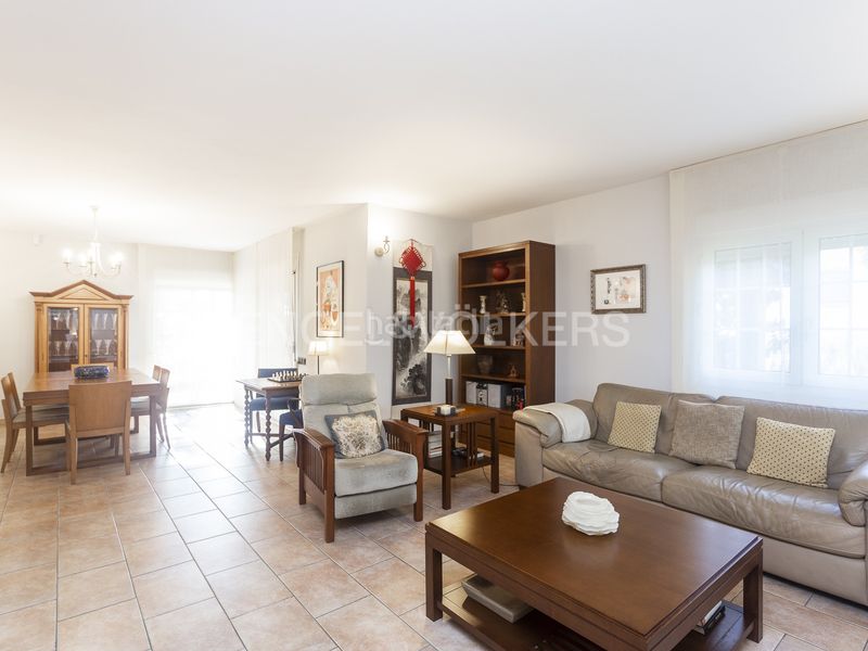 Foto a18ae88f-4e4f-4e26-8bd0-d3c38baf2ad2. Casa amb calefacció aparcament piscina a Pallejà